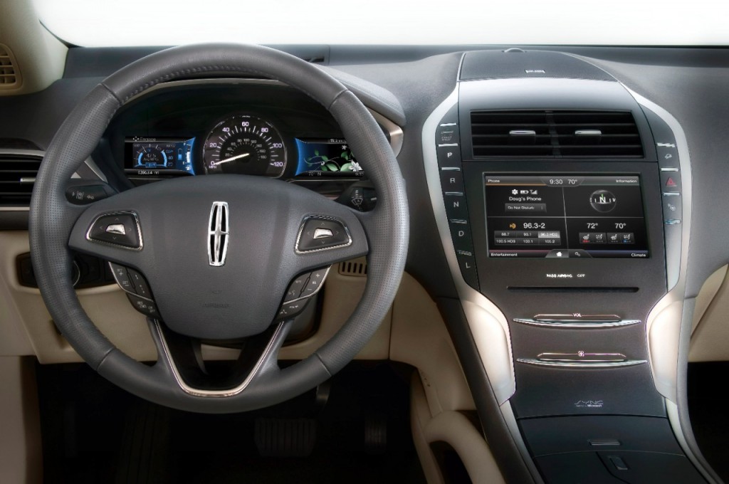 2013 Lincoln MKZ Hybrid steering wheel