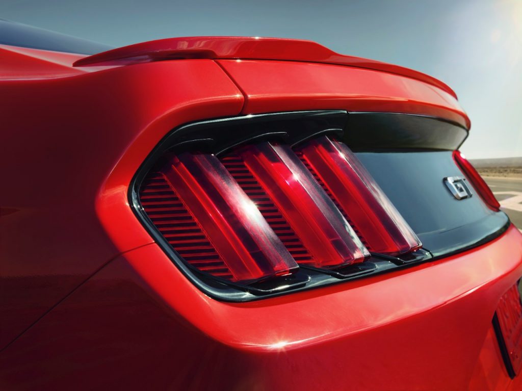 The three-dimensional surface of the taillights 